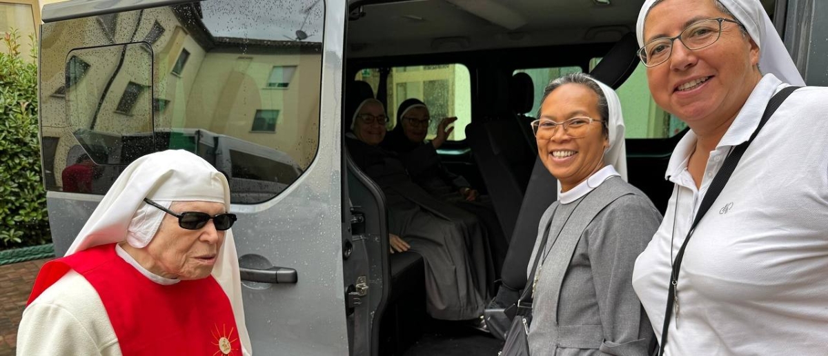 suore in pellegrinaggio alla Cattedrale di Tortona totona